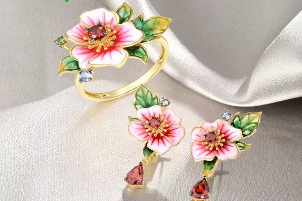 Женский серебряный набор из кольца и серёжек
