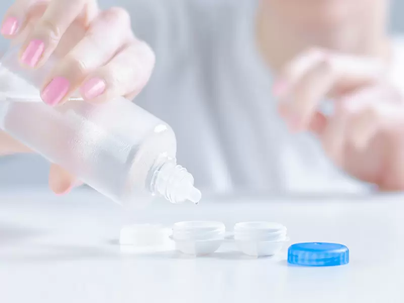 Как выбрать раствор для ухода за контактными линзами