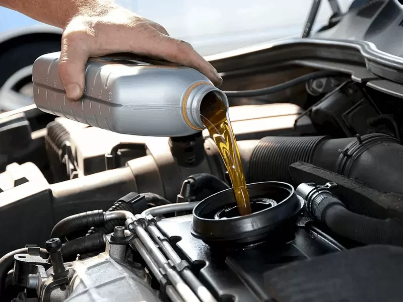 Почему стоит проводить полную и частичную замену масла в автосервисе