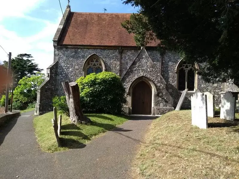 Призрак на кладбище в Великобритании: видео полёта между надгробиями в Элинге, Гэмпшир